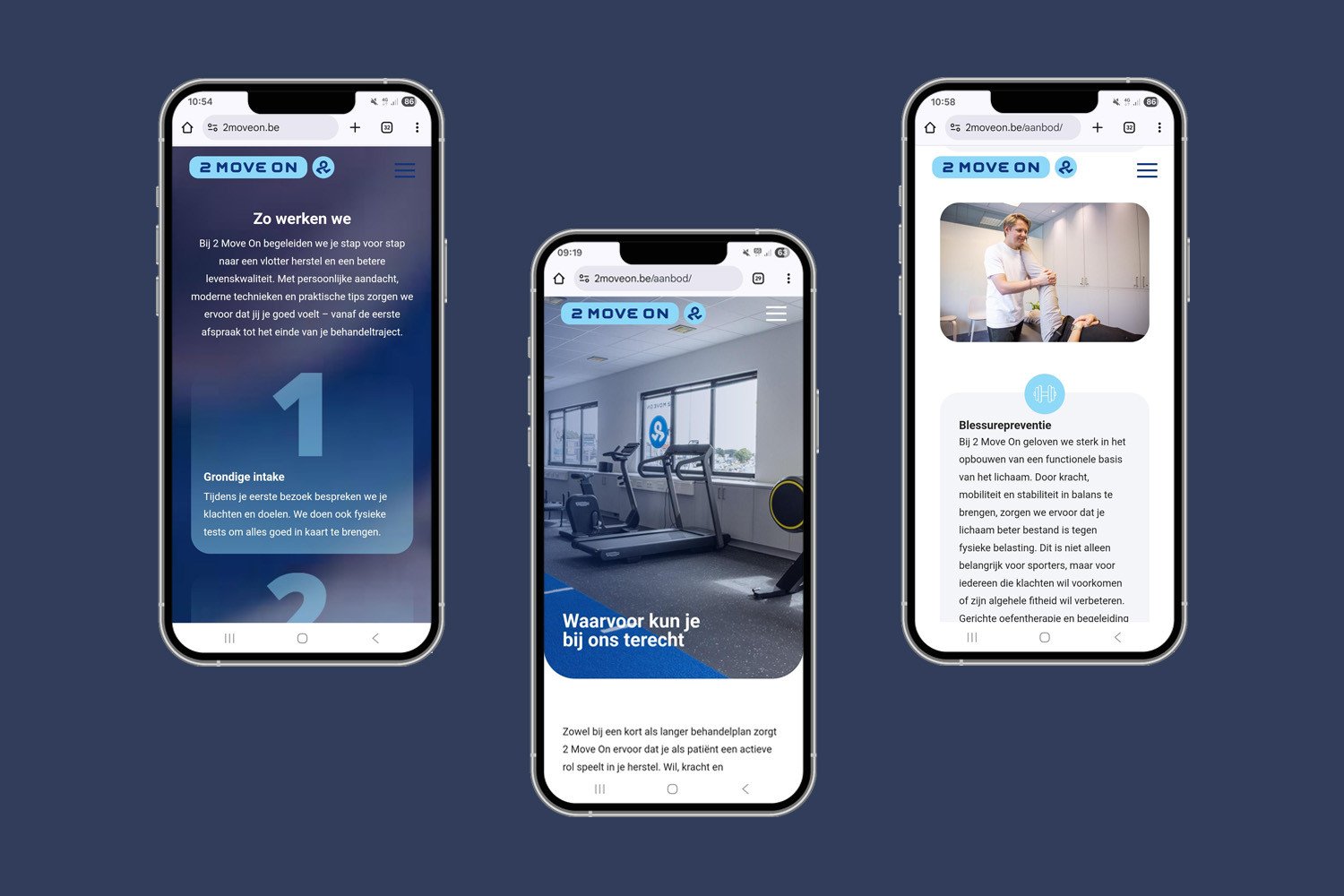 Drie smartphones naast elkaar tonen verschillende pagina’s van de responsieve 2 Move On-website, waaronder de werkwijze, een oefenruimte en een behandelsessie.