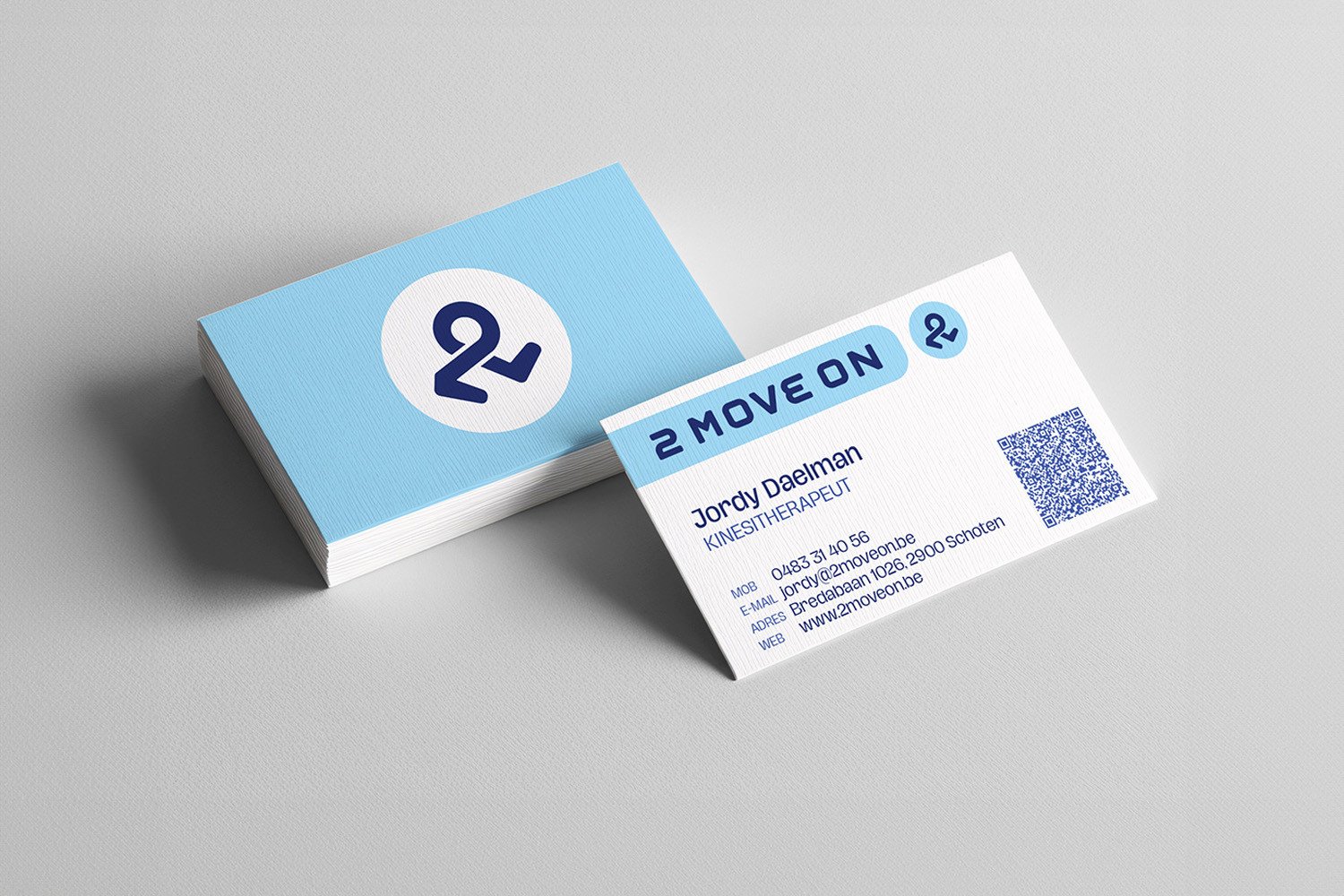 Een stapel visitekaartjes van 2 Move On, met bovenop een kaart waarop het logo, de contactgegevens van een kinesitherapeut en een QR-code zichtbaar zijn.