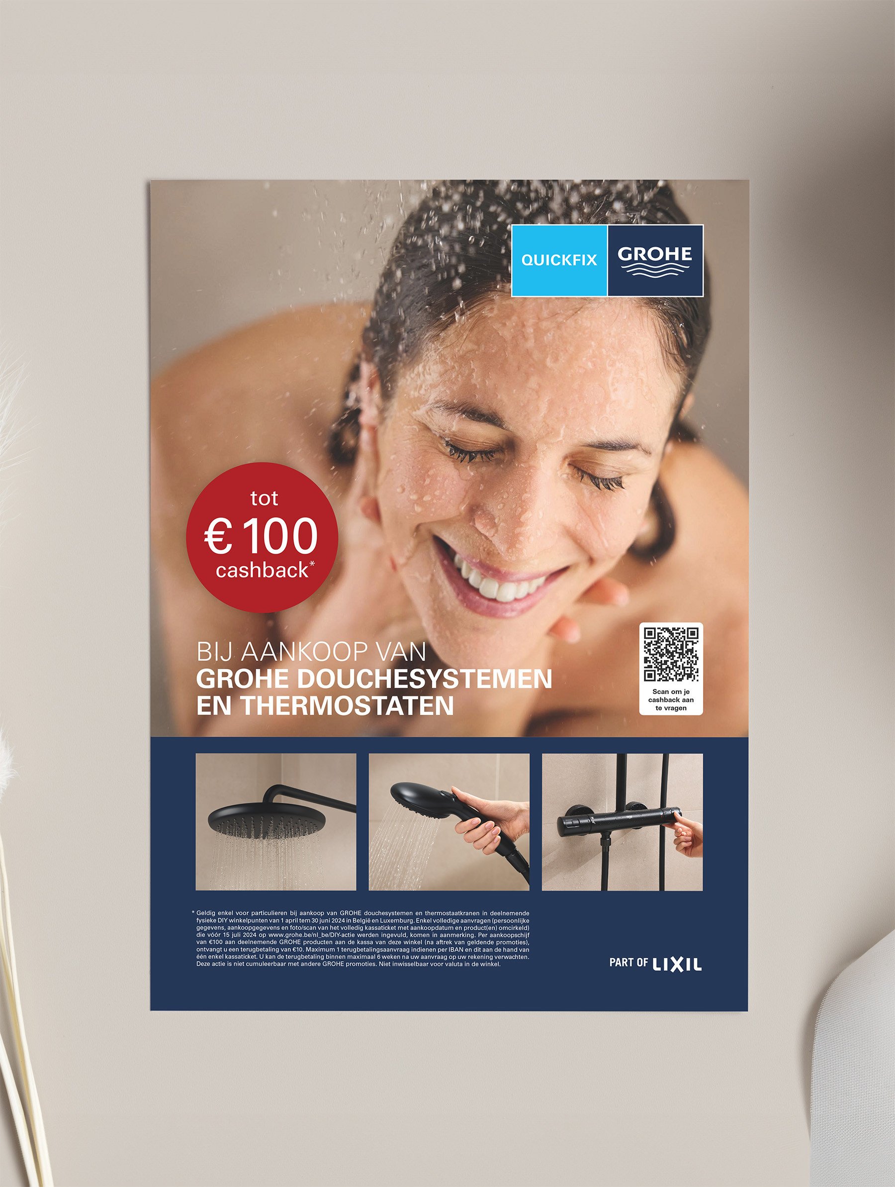 Promotional poster van Grohe met een afbeelding van een glimlachende vrouw onder de douche en een rode cirkel met de tekst ‘jusqu’à 100 € cashback’. Onderaan staat informatie over de cashbackactie bij aankoop van Grohe douche- en thermostaatsystemen, samen met de Grohe- en QuickFix-logo’s.